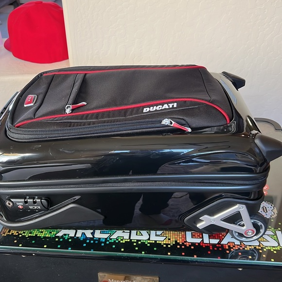 Tumi Ducati upright carryon, 2 wheels - Picture 12 of 15